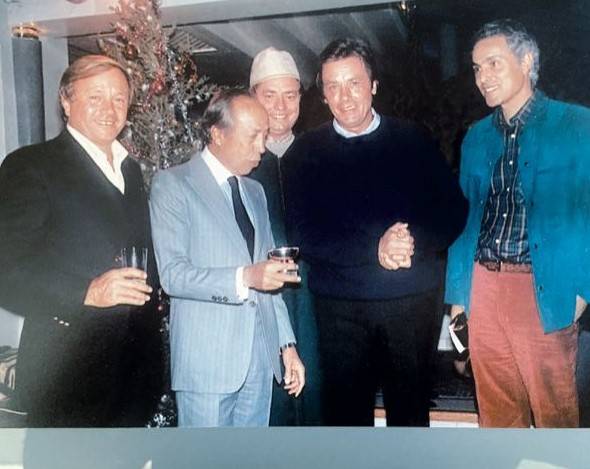 Feu Sa Majesté le Roi Hassan II, en compagnie de SAR le Prince Moulay Ali, du Prince Jean Poniatowski et de Maitre Mustafa Zin, accueille Alain Delon.