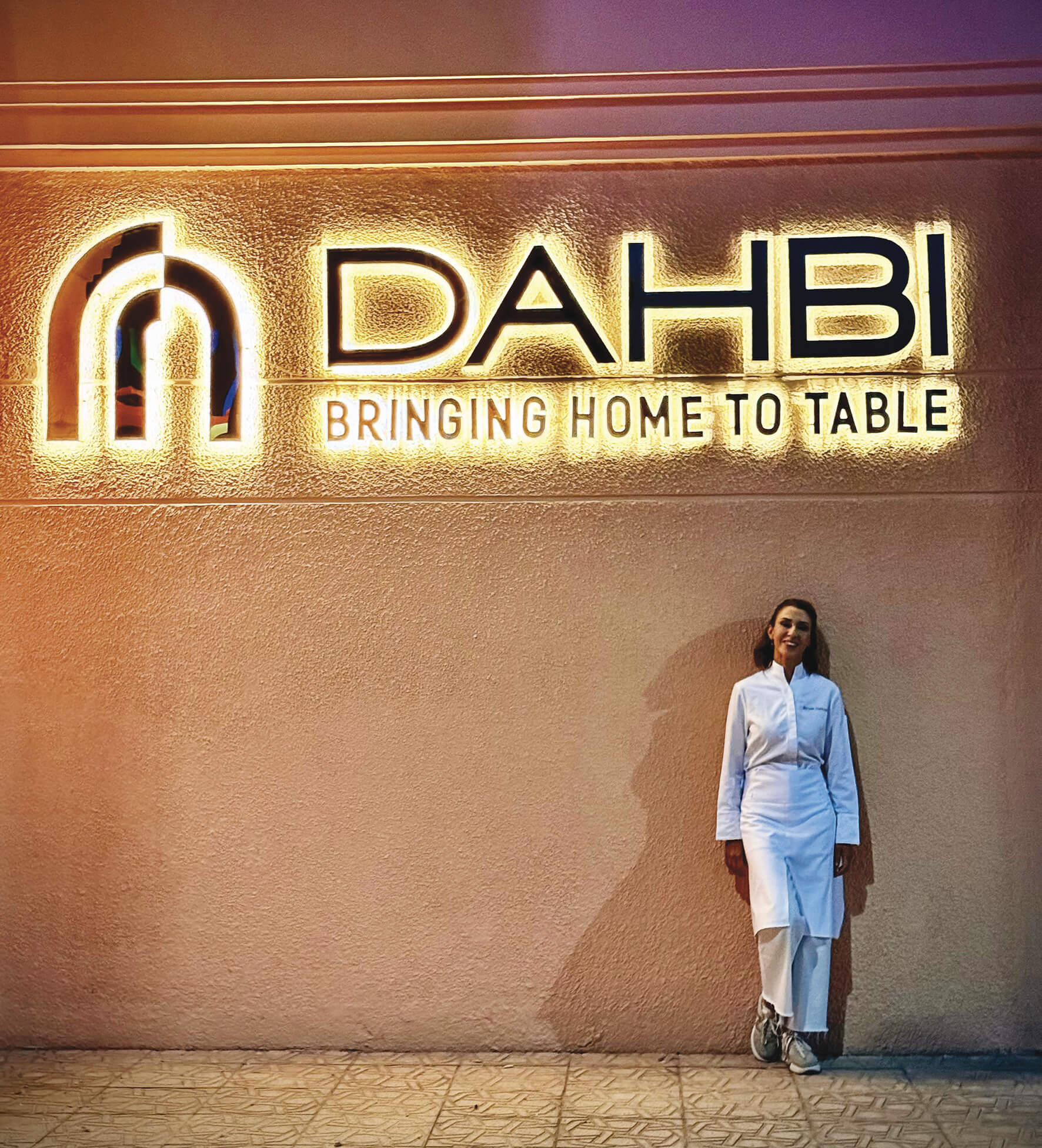 La cheffe Meryem Cherkaoui devant l'enseigne du restaurant Dahbi à Marrakech